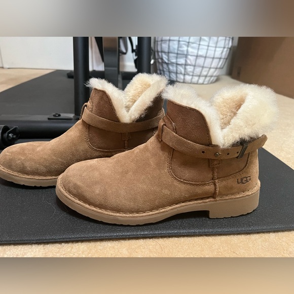 NWOT - UGG Romely Short Buckle Boot - Picture 4 of 10